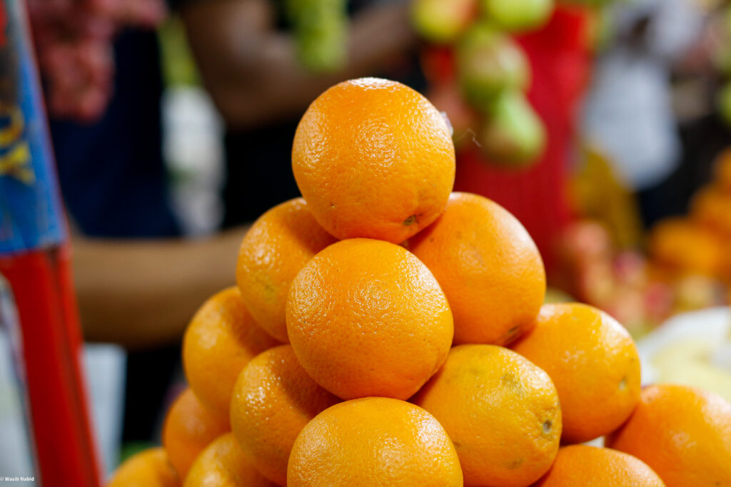 A closeup shot of a pile of juicy oranges